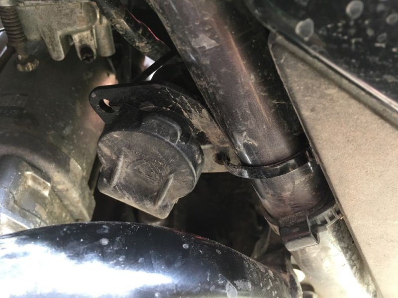 ein kleiner Stecker auf der linken Seite von Motorrad