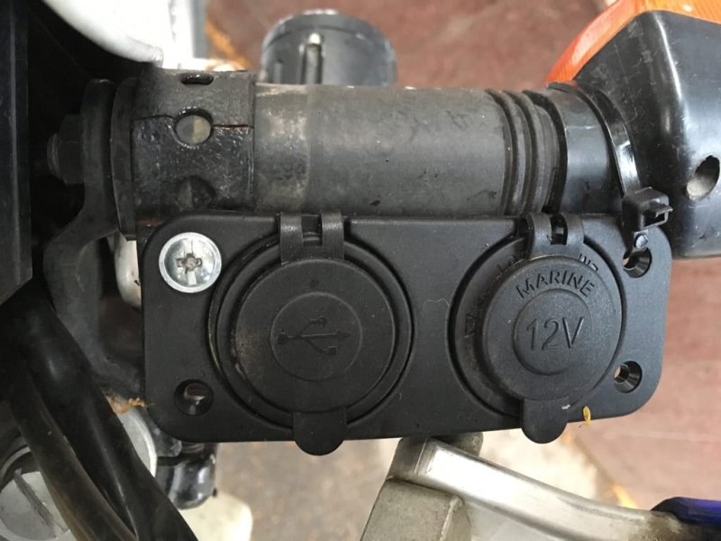 Motorrad USB Steckdosen und eine Zigarettenanzünderbuchse