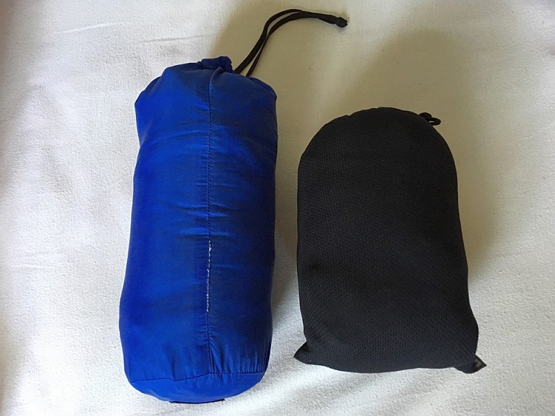 eine Daunenjacke (rechts) und eine Softshell-Steppjacke