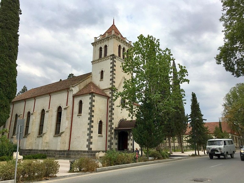 Straße mit Kirche und altem russischem Lieferwagen