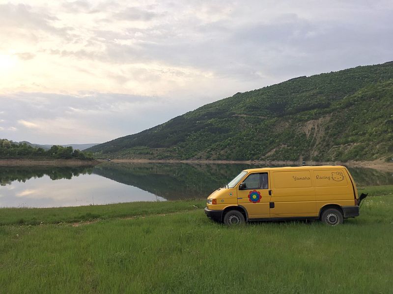 Kittymobil in Himbeertal im Gras neben einem See