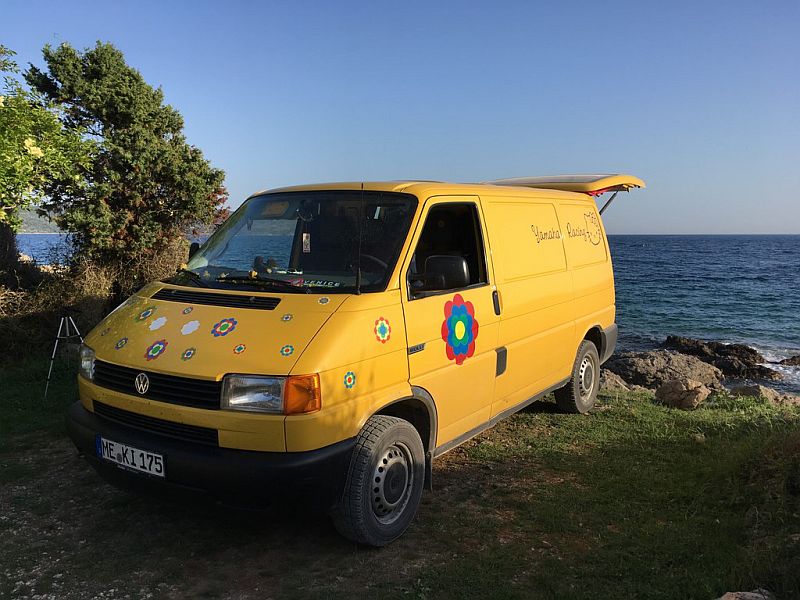 gelber Lieferwagen an der Küste