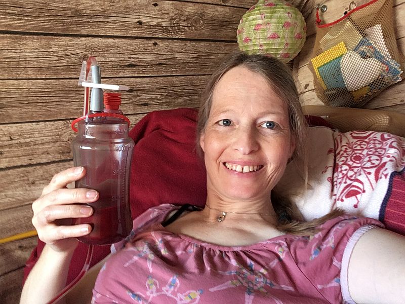 Silke im Wohnmobil mit Wasserflasche
