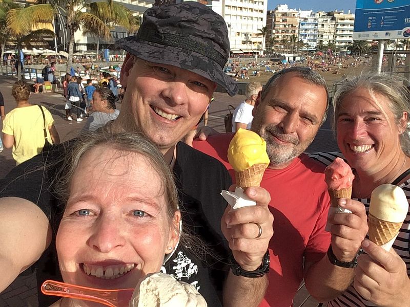 Silke und Jan essen Eis