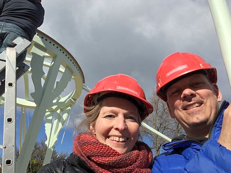 Silke und Jan mit harten Hüten bei einem Jurtenbau