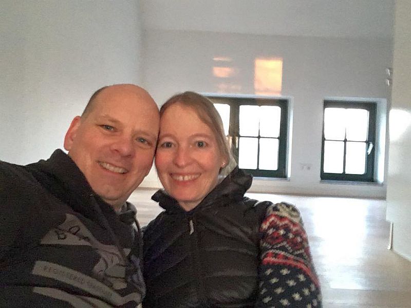 Silke und Jan in einem leeren Haus