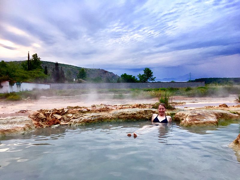Silke badet in einer Thermalquelle