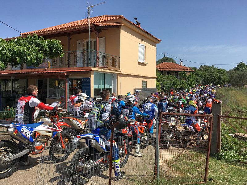 große Gruppe von Motorradfahrern