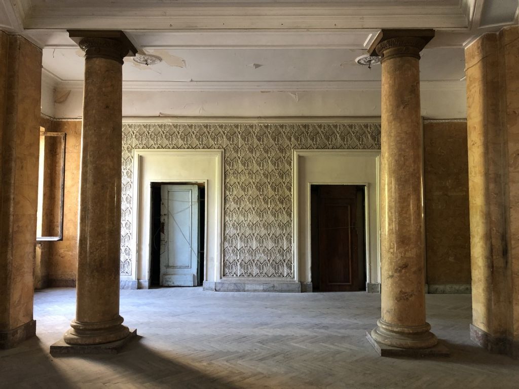 ... Sauberkeit im Nachbargebäude. Beide von Flüchtlingen bewohnt!